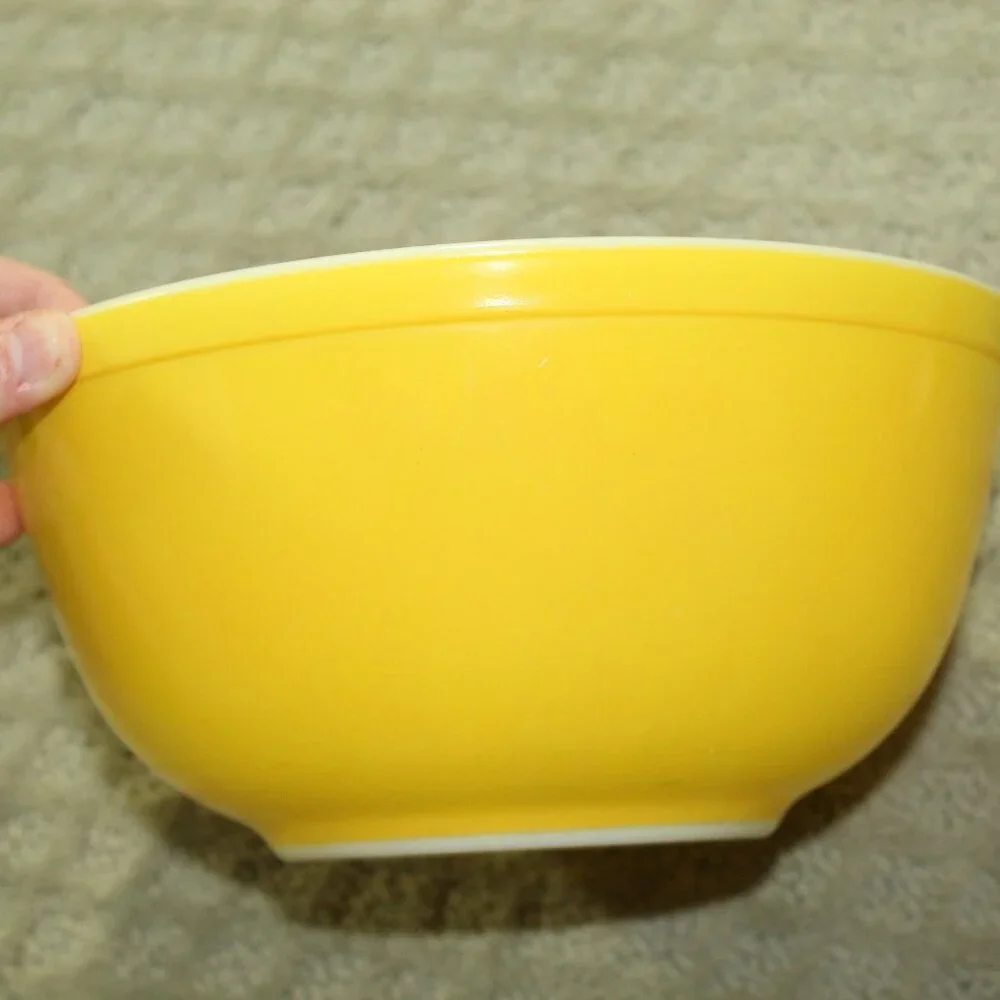 Vintage PYREX Bright Yellow Mixing Nesting Bowl 403 2 1/2 Qt from 50’s  Pristine